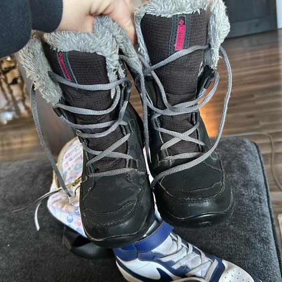 Girls size 1 Columbia boots. - Picture 2 of 2